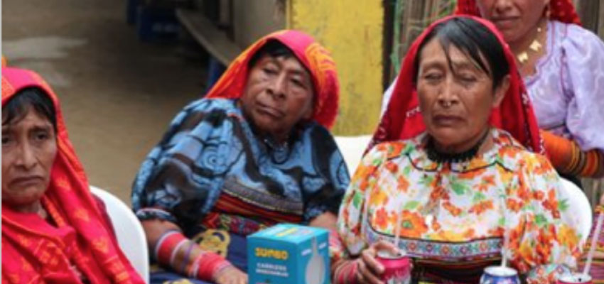 Kuna women discussing how they run their business on the Kuna Yala Island of Suitupu (Panama's Caribbean Coastline).