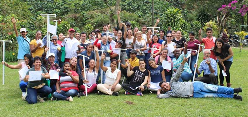 Los participantes de CCB ToT y los facilitadores en capacitación celebran el día de cierre con la construcción de bombas de agua en la mano. Foto: Sher Vogel