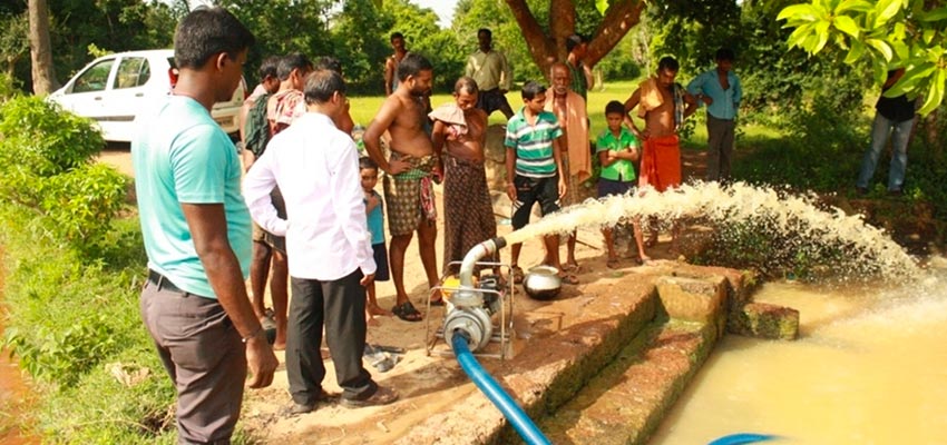 Local farmers test the SEED Jarna pump in the Jalna district of Maharashtra, India. Mitesh Gala, founder SEED, is one of two new fellows, along with Carl Jensen, in the MIT D-Lab Scale-Ups program. Credits: Photo courtesy of SEED. 