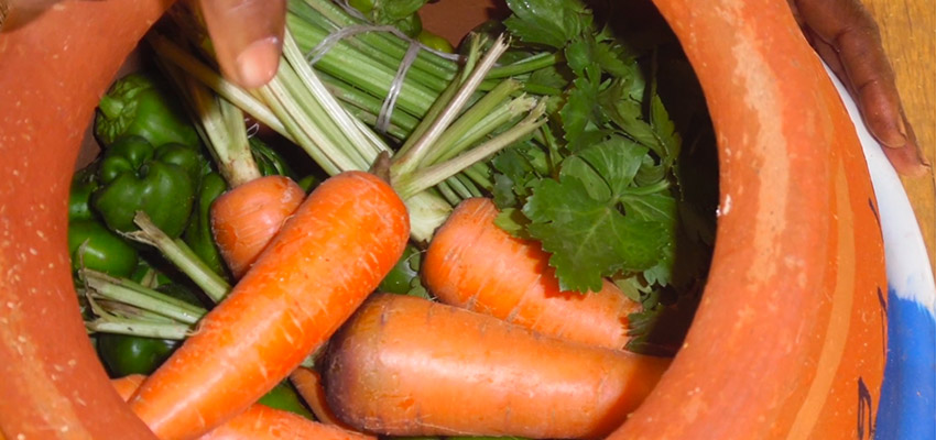 Clay pot coolers for fruit and vegetable preservation in Mali